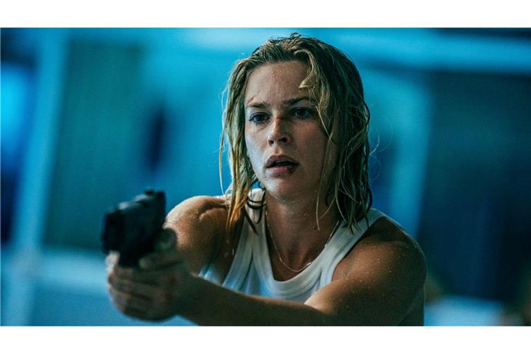 Gibt in "Exterritorial" alles: Jeanne Goursaud spielt die Ex-Elitesoldatin Sara Wulf, die um ihren Sohn kämpft. (Foto: Netflix)
