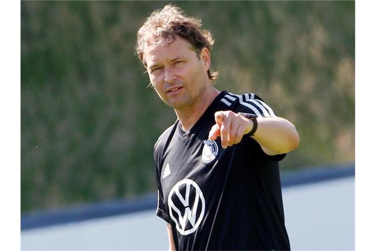 Gibt in zwei EM-Qualifikationspielen die Richtung vor: Löw-Assistent Marcus Sorg. Foto: Roland Weihrauch