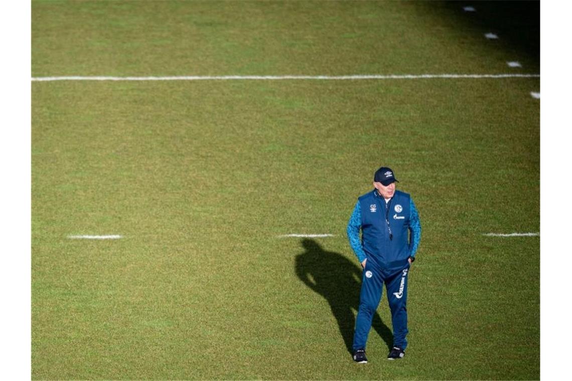 Gibt nach fast zehn Jahren als Coach des FC Schalke 04 sein Comeback in Deutschlands Eliteliga: Christian Gross. Foto: Fabian Strauch/dpa