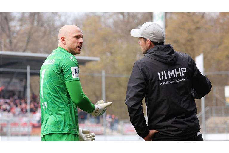Gibt Trainer Marco Wildersinn seinem Stammkeeper Felix Dornebusch auf dem Kunstrasenplatz in Mainz-Mombach eine Pause?