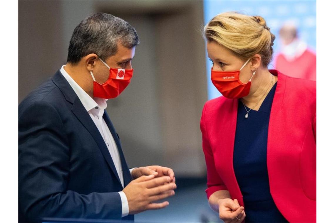 Giffey will Berliner SPD wieder zur Volkspartei machen Giffey und Saleh bekamen 89 beziehungsweise 69 Prozent der Stimmen. Foto: Christophe Gateau/dpa