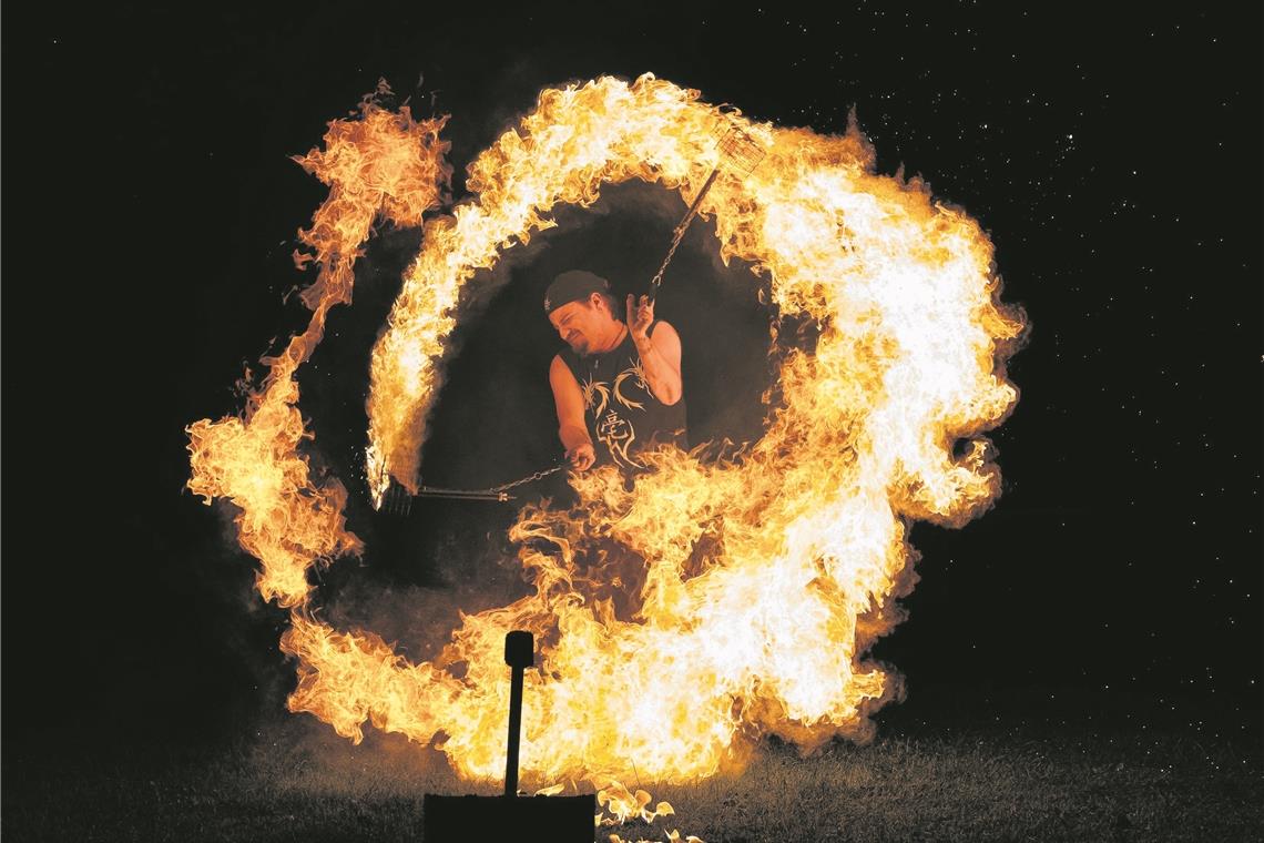 Gigantische Feuershow von Michi Schäfer in der Nacht: Dieser Programmpunkt heizte den Schwimmern kräftig ein. Fotos: J. Fiedler