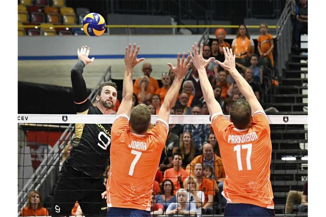 „Unglaublich wichtig“: DVV-Männer im EM-Viertelfinale Gijs Jorna (M) und Michael Parkinson (r) aus den Niederlanden versuchen den Ball von Georg Grozer (l) zu blocken. Foto: Piroschka Van De Wouw/ANP