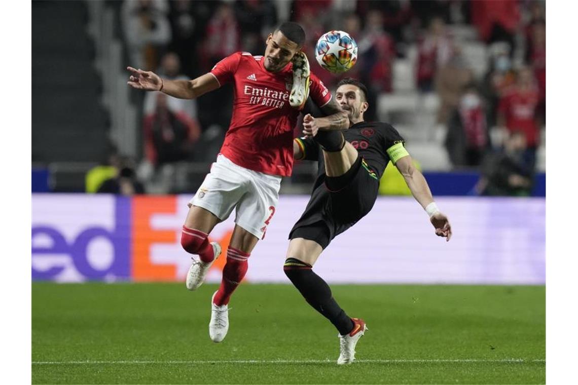 Manchester United mit Remis - Benfica stoppt Ajax-Lauf Gilberto (l) von Benfica Lissabon und Dusan Tadic von Ajax Amsterdam kämpfen um den Ball. Foto: Armando Franca/AP/dpa