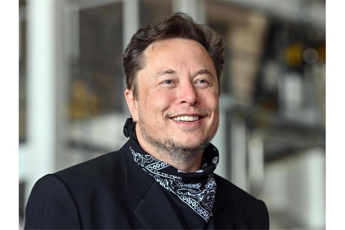 Gilt zumindest auf dem Papier als der mit Abstand reichste Mensch der Welt: Elon Musk. Foto: Patrick Pleul/dpa