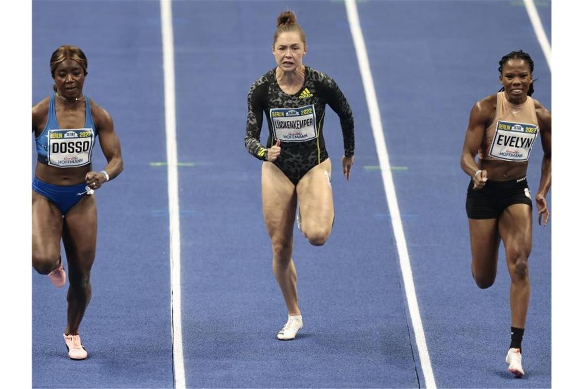 Mihambo verpasst Sieg - Duplantis scheitert an Weltrekord Gina Lückenkemper (m) sprintet beim Hallen-Istaf über 60 Meter auf den fünften Platz. Foto: Hannibal Hanschke/dpa