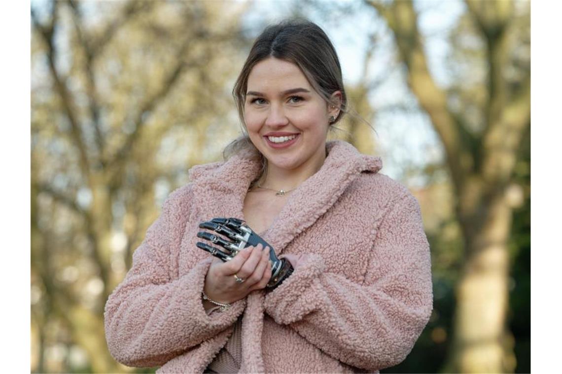 Elf Frauen wollen „Miss Germany“ werden Gina Rühl steht in einem Park. Foto: Henning Kaiser/dpa/Archivbild