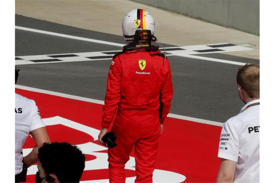 Ging auch beim zweiten Silverstone-Rennen leer aus: Ferrari-Pilot Sebastian Vettel (M). Foto: Frank Augstein/Pool AP/dpa