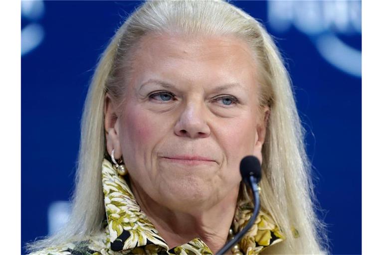 Ginni Rometty nimmt im Januar an einer Podiumsdiskussion auf dem Weltwirtschaftsforum in Davos teil. Die 62-Jährige hat ihren Rücktritt angekündigt. Foto: Michael Probst/AP/dpa