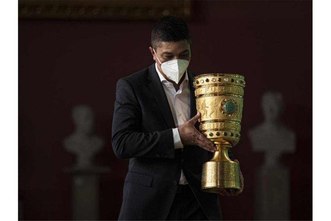 Giovane Elber, Botschafter des ausgeschiedenen Titelverteidigers FC Bayern München, bringt den DFB-Pokal zur Pokalübergabe ins Rote Rathaus. Foto: Thomas Boecker/Dfb/DFB/dpa