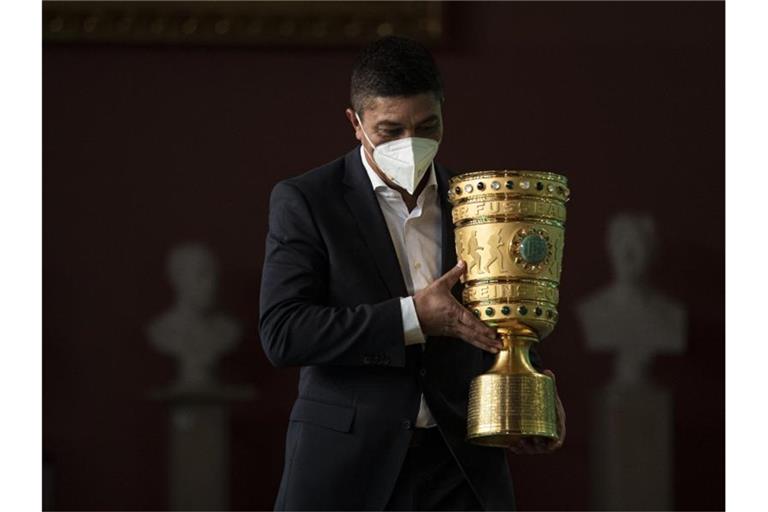 Giovane Elber, Botschafter des ausgeschiedenen Titelverteidigers FC Bayern München, bringt den DFB-Pokal zur Pokalübergabe ins Rote Rathaus. Foto: Thomas Boecker/Dfb/DFB/dpa
