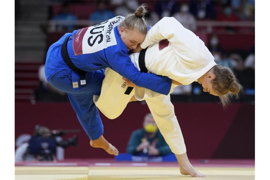 Giovanna Scoccimarro (weiß) im Kampf gegen die Australierin Aoife Coughlan. Foto: Vincent Thian/AP/dpa