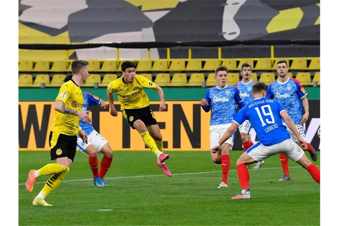 Morey-Verletzung trübt BVB-Freude über Finaleinzug Giovanni Reyna (3.v.l.) brachte Dortmund auf die Siegerstraße. Foto: Martin Meissner/AP Pool/dpa