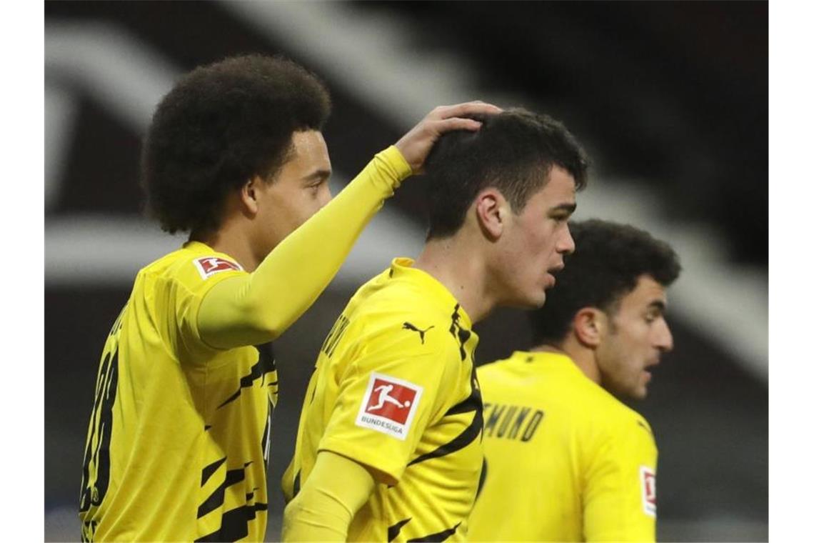 BVB vermisst bei der Eintracht Superstürmer Haaland Giovanni Reyna (M) wird von seinen Dortmunder Kollegen für sein Tor zum 1:1 in Frankfurt gefeiert. Foto: Michael Probst/AP POOL/dpa