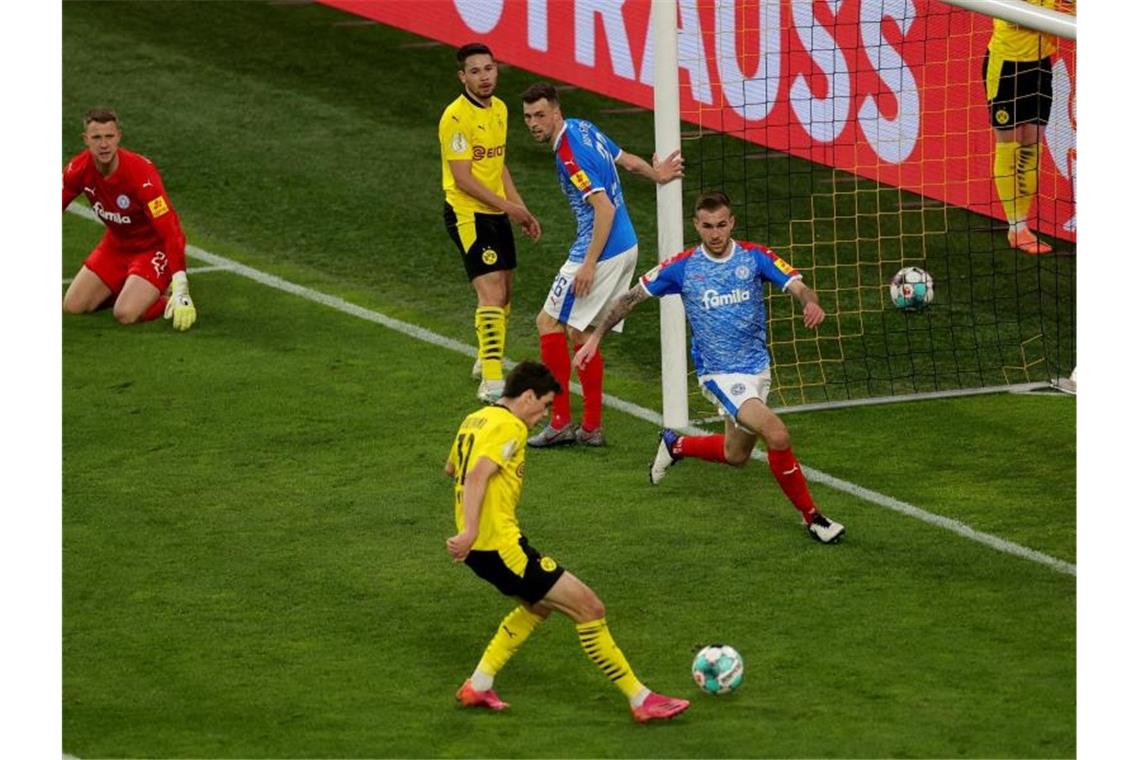 Giovanni Reyna schiebt den Ball zum zwischenzeitlichen 2:0 ein. Foto: Friedemann Vogel/epa Pool/dpa