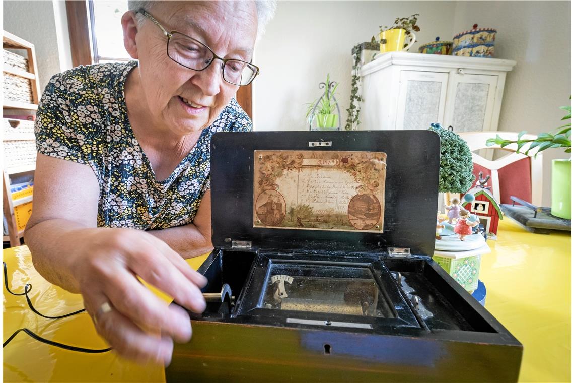 Gisela Falk aus Backnang hat etwa 300 Spieluhren.