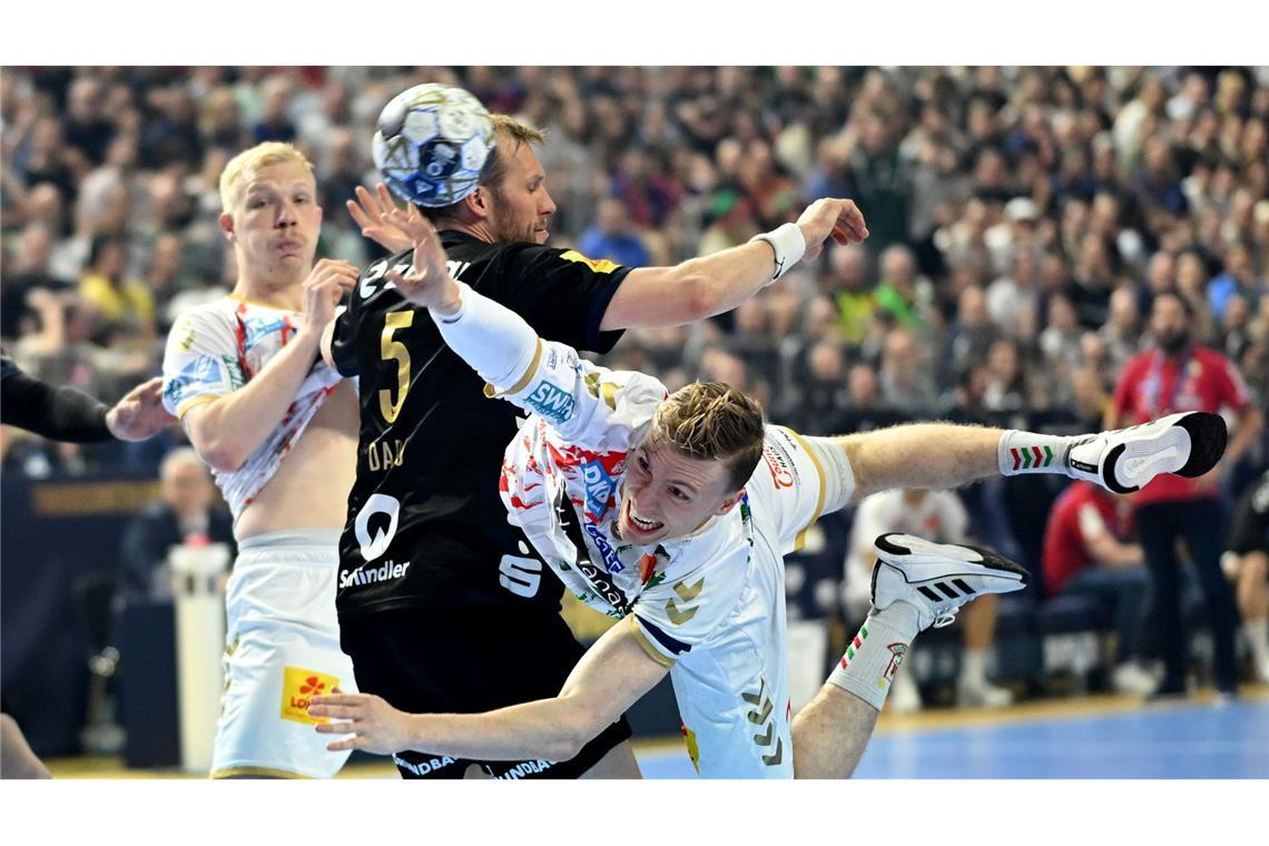 Bilder des Tages Gisli Thorgeir Kristjansson vom SC Magdeburg setzt sich gegen Max Darj von den Füchsen Berlin durch und kommt zum Wurf im Finale der Handball Champions League.