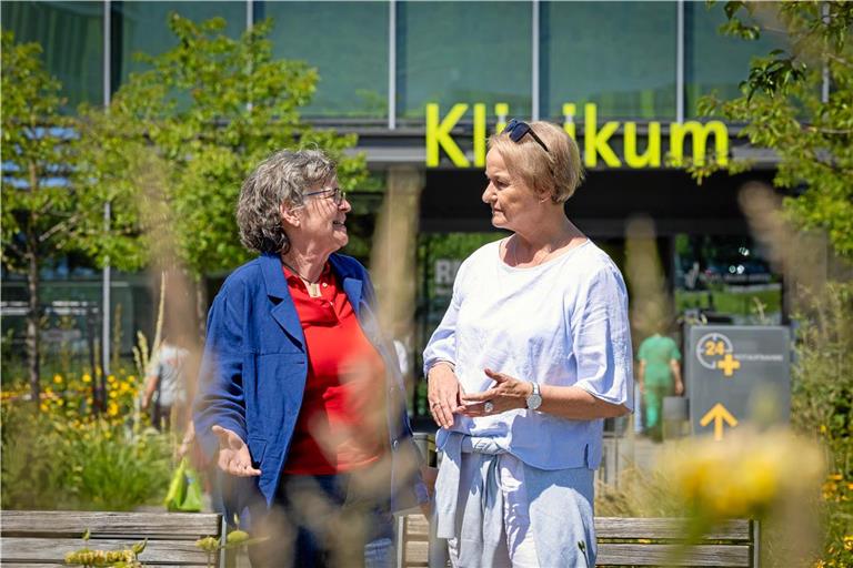 Gislind Gruber-Seibold (links) und Doris Bredow vermitteln zwischen Patienten und Klinikpersonal. Foto: Alexander Becher