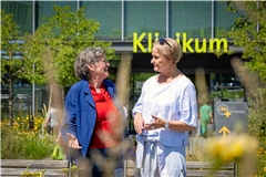 Gislind Gruber-Seibold (links) und Doris Bredow vermitteln zwischen Patienten und Klinikpersonal. Foto: Alexander Becher