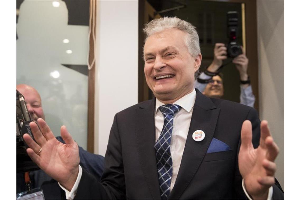 Gitanas Nauseda, Ökonom und Präsidentschaftskandidat, feiert den Gewinn der ersten Runde der litauischen Präsidentschaftswahlen. Foto: Mindaugas Kulbis/AP