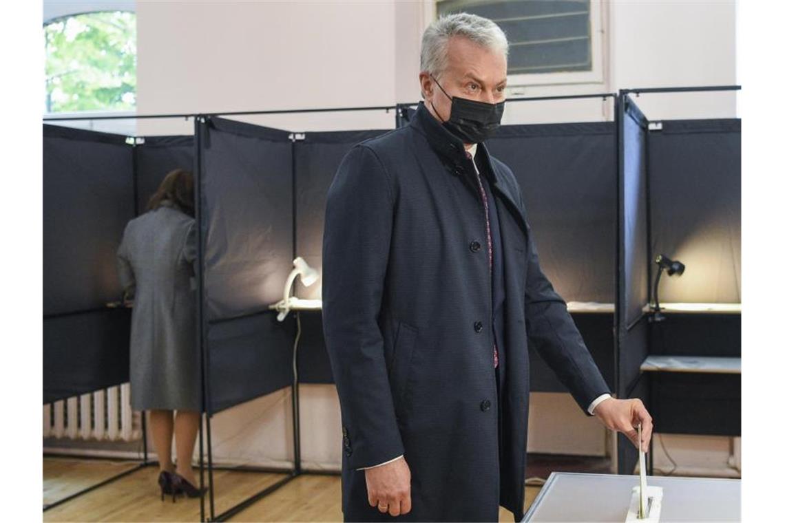 Gitanas Nauseda, Präsident von Litauen, gibt in einem Wahllokal seine Stimme ab. Foto: Uncredited/Lithuanian President's Office/AP/dpa