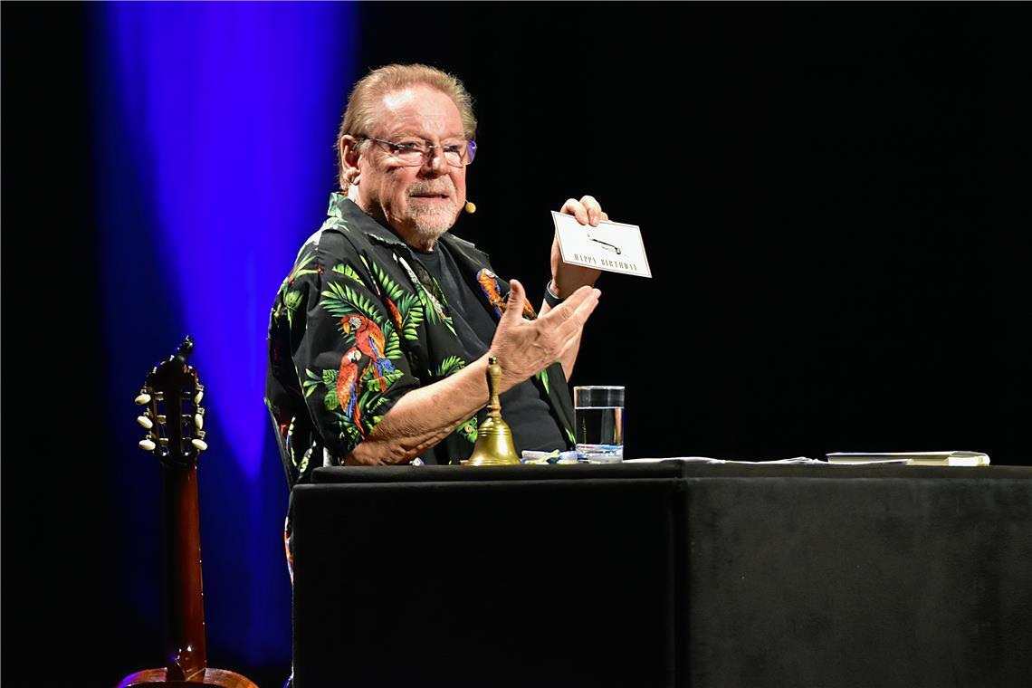 Gitarre, Glöckchen und ein Glas Wasser: Jürgen von der Lippe braucht nicht viel auf der Bühne für sein Programm.  Foto: Tobias Sellmaier