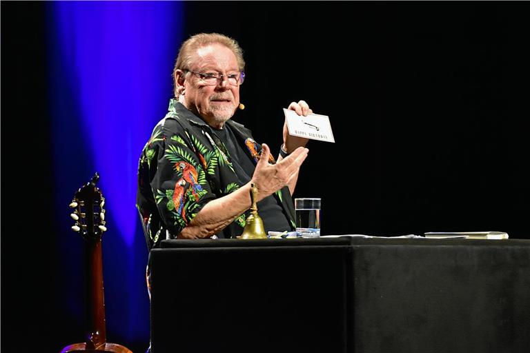 Gitarre, Glöckchen und ein Glas Wasser: Jürgen von der Lippe braucht nicht viel auf der Bühne für sein Programm.  Foto: Tobias Sellmaier