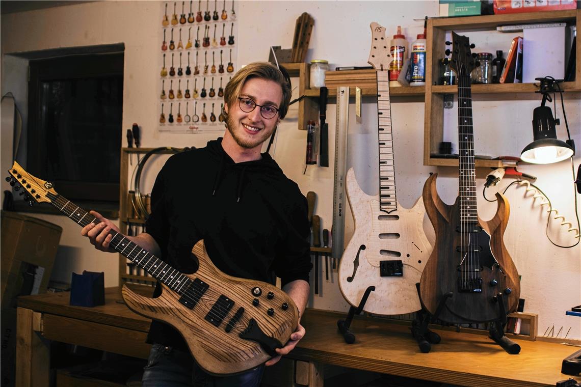 Gitarrenfan Arne Schumacher präsentiert eines seiner ersten selbst gefertigten Modelle. Sein Traum ist, von dieser Arbeit leben zu können.Fotos: privat