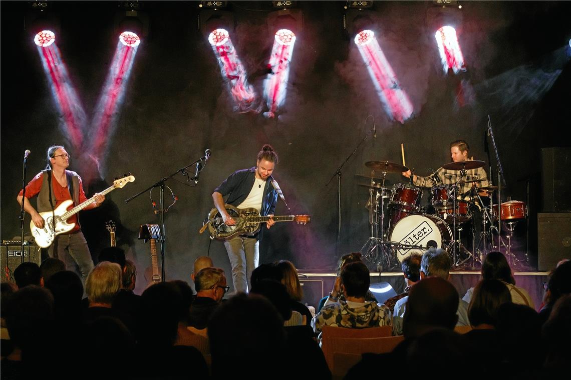 Die Band Bölter stellt Sinn- und Identitätsfragen Gitarrist und Sänger Philip Bölter, Bassist Steffen Knauss und Drummer Heiko Peter sind zusammen das Trio Bölter. Foto: Jörg Fiedler