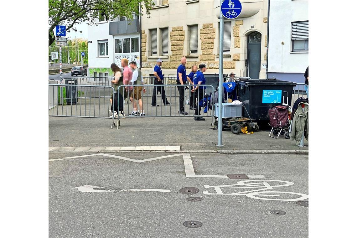 Gitter versperren Radfahrern und Fußgängern in der Mercedesstraße, an der Ecke zur Kegelenstraße, den Weg.