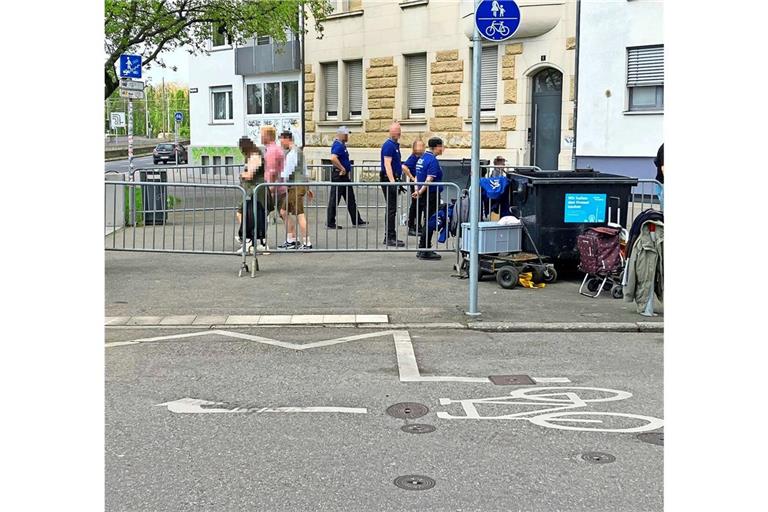 Gitter versperren Radfahrern und Fußgängern in der Mercedesstraße, an der Ecke zur Kegelenstraße, den Weg.