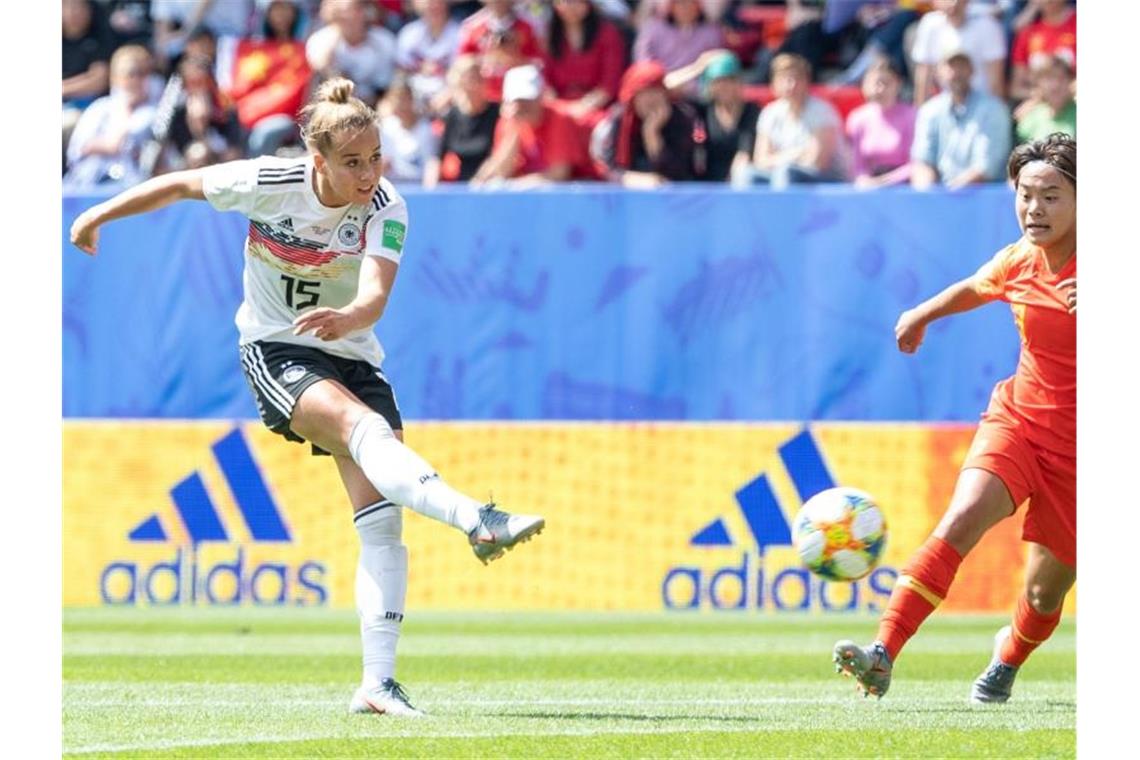 Zitterstart mit Happy End: DFB-Elf beklagt Chinas Härte Giulia Gwinn (l) erzielte mit einem satten Rechtsschuss das Tor zum 1:0. Foto: Sebastian Gollnow