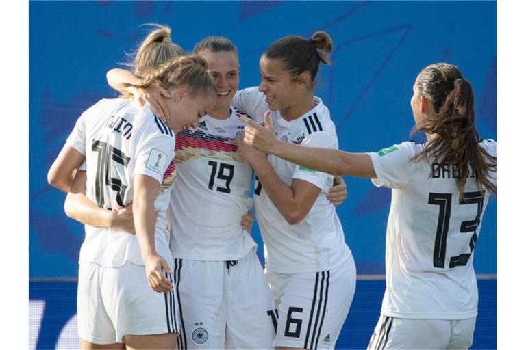 Giulia Gwinn (l-r), Klara Bühl, Linda Dallmann und Sara Daebritz jubeln nach dem Tor zum 3:0-Endstand. Foto: Sebastian Gollnow