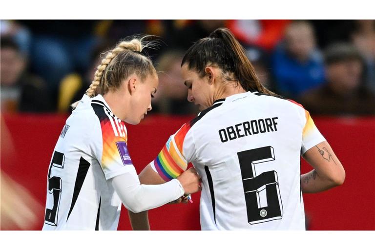 Giulia Gwinn (l.) trägt die Regenbogenbinde bei der EM