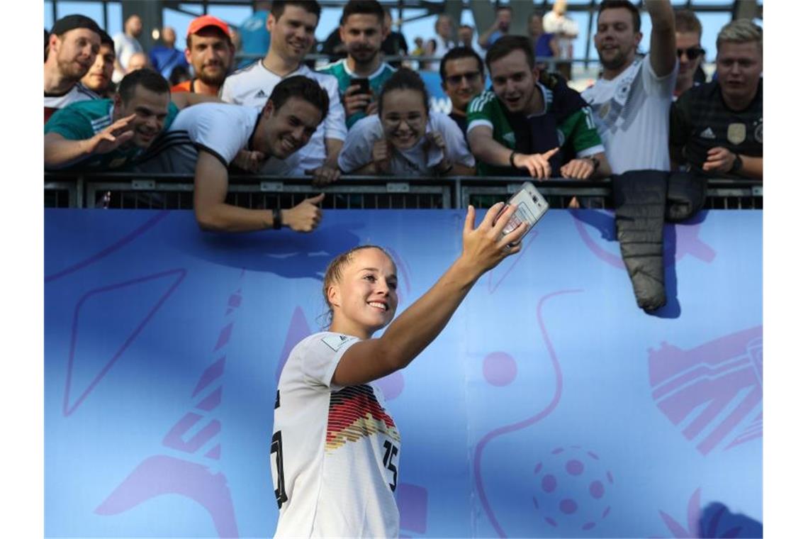 Giulia Gwinn machte nach dem Sieg gegen Nigeria ein Selfie mit den Fans. Foto: Xu Zijian/XinHua