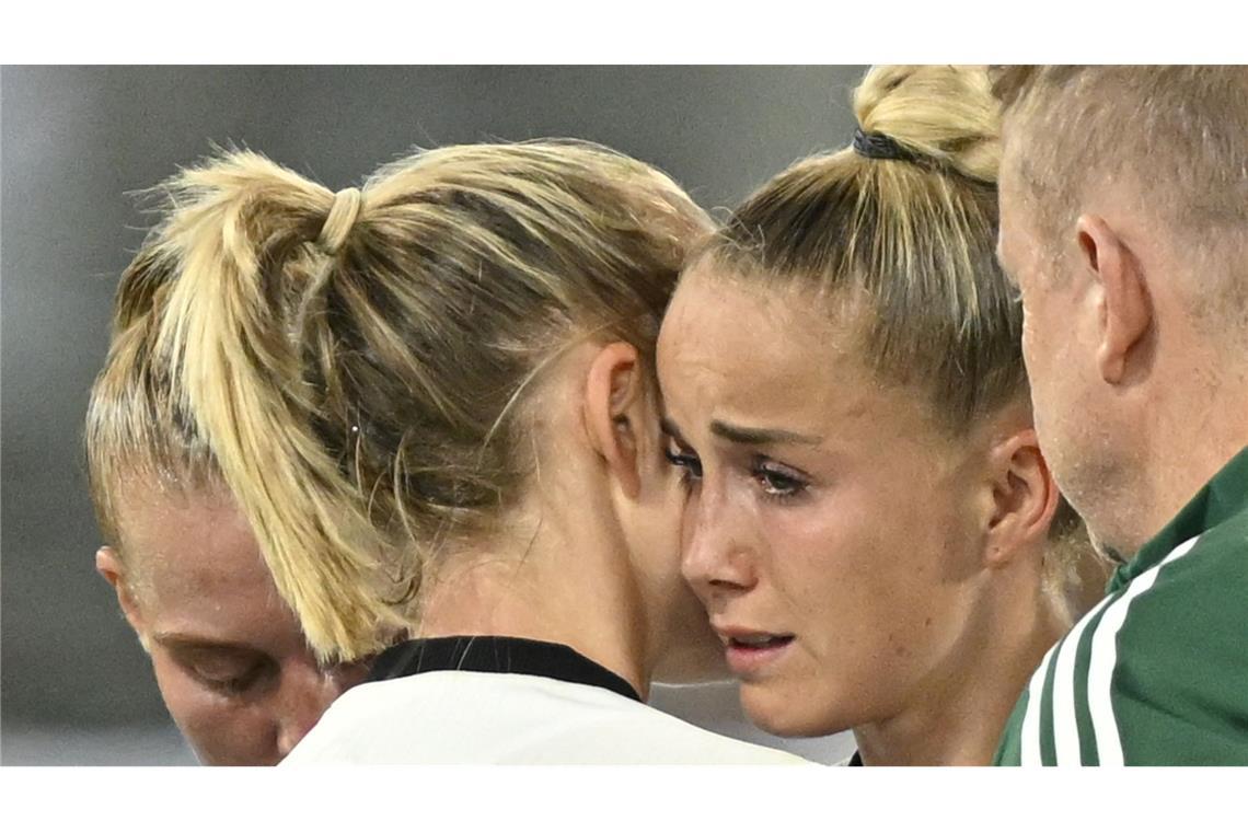 Dritter Kreuzbandriss? DFB-Team bangt mit Kapitänin Gwinn Giulia Gwinn wird von ihrer Bayern-Kollegin Lea Schüller getröstet.