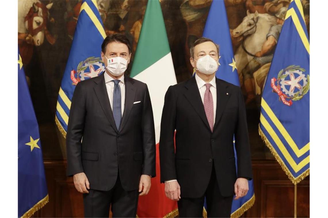 Draghi übernimmt die Macht in Rom Giuseppe Conte, ehemaliger Ministerpräsident von Italien, übergibt sein Amt an Mario Draghi. Foto: Andrew Medichini/AP/dpa