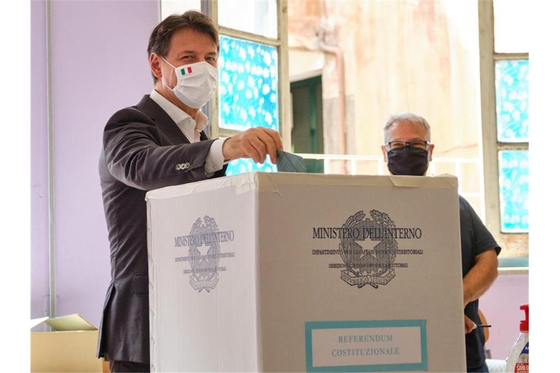Giuseppe Conte gibt seine Stimme in einem Wahllokal in Rom ab. Foto: Mauro Scrobogna/LaPresse via ZUMA Press/dpa
