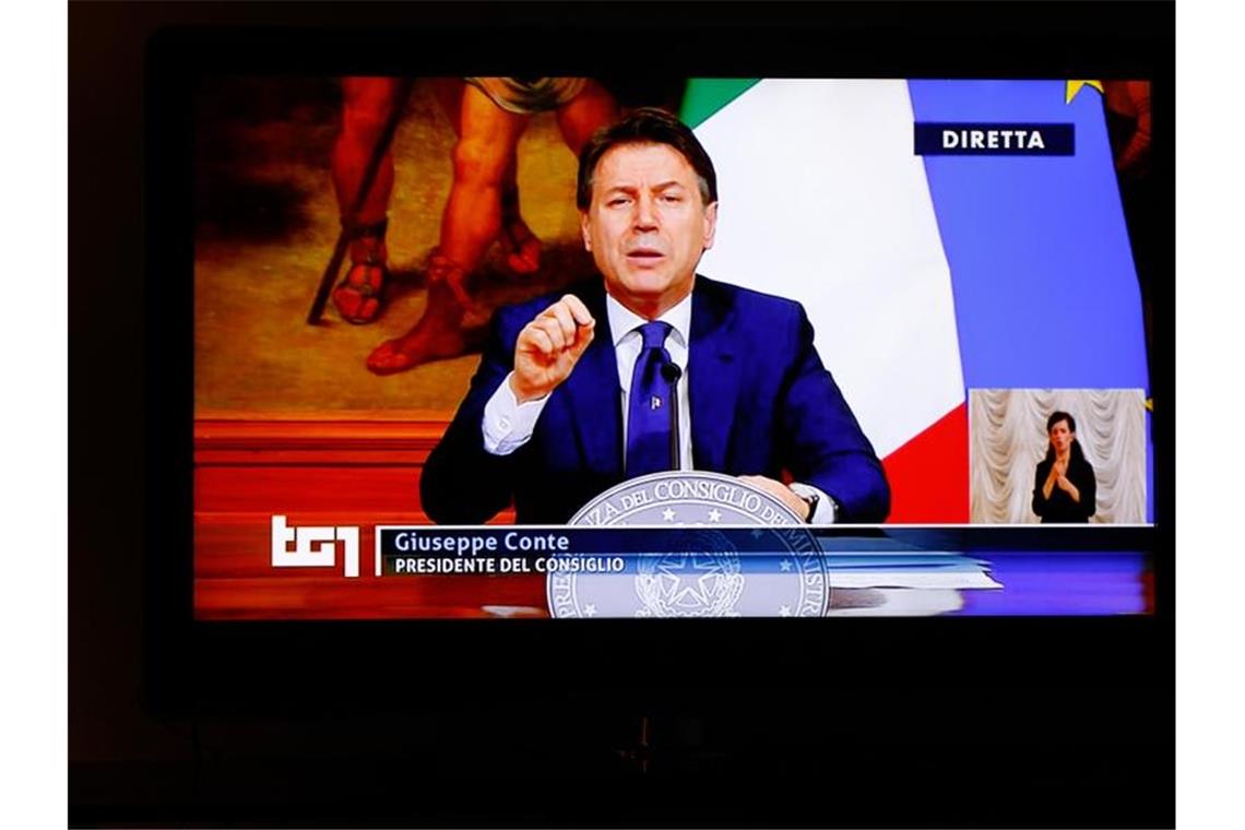 Giuseppe Conte mahnt in seiner TV-Ansprache, dass der Kampf gegen das Virus noch lange nicht geschafft sei. „Wir werden auch in den nächsten Monaten noch auf eine harte Probe gestellt.“. Foto: Fabio Sasso/ZUMA Wire/dpa