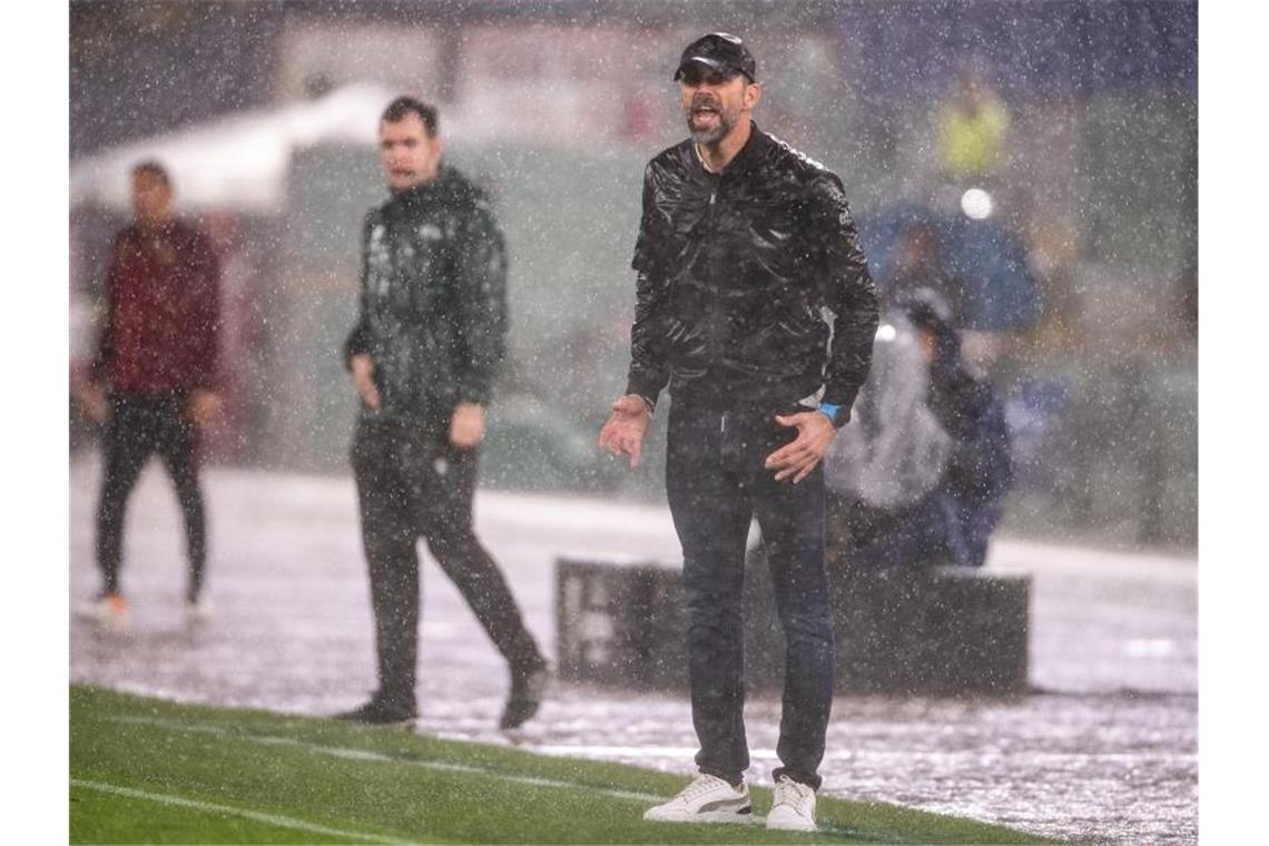Gladbach-Coach Marco Rose (r) stand in Rom nicht nur sprichwörtlich im Regen. Foto: Marius Becker/dpa
