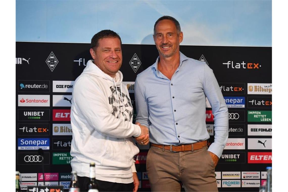 Adi Hütter tritt an - und weiß alles über Gladbach Gladbach-Sportdirektor Max Eberl (l) begrüßte den neuen Trainer Adi Hütter. Foto: Revierfoto/dpa