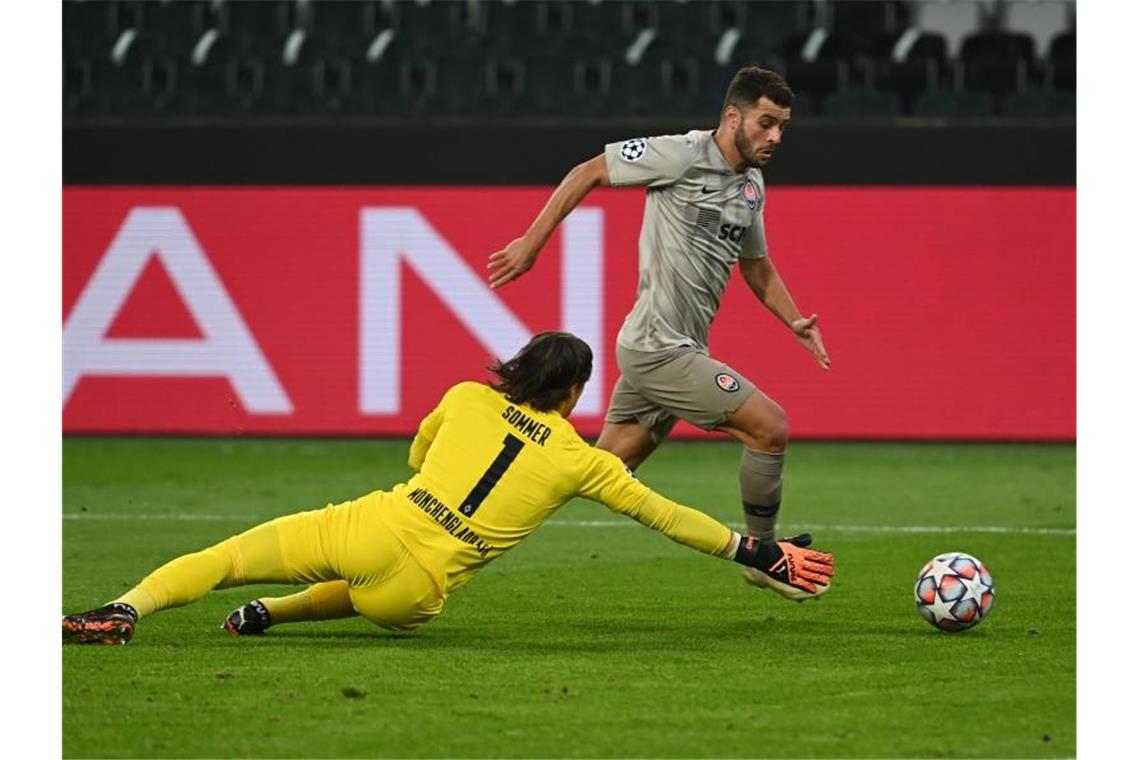 Nächste Gladbach-Gala: Stindl und Embolo gefeiert Gladbach-Torwart Yann Sommer war nur selten gefordert. Foto: Federico Gambarini/dpa
