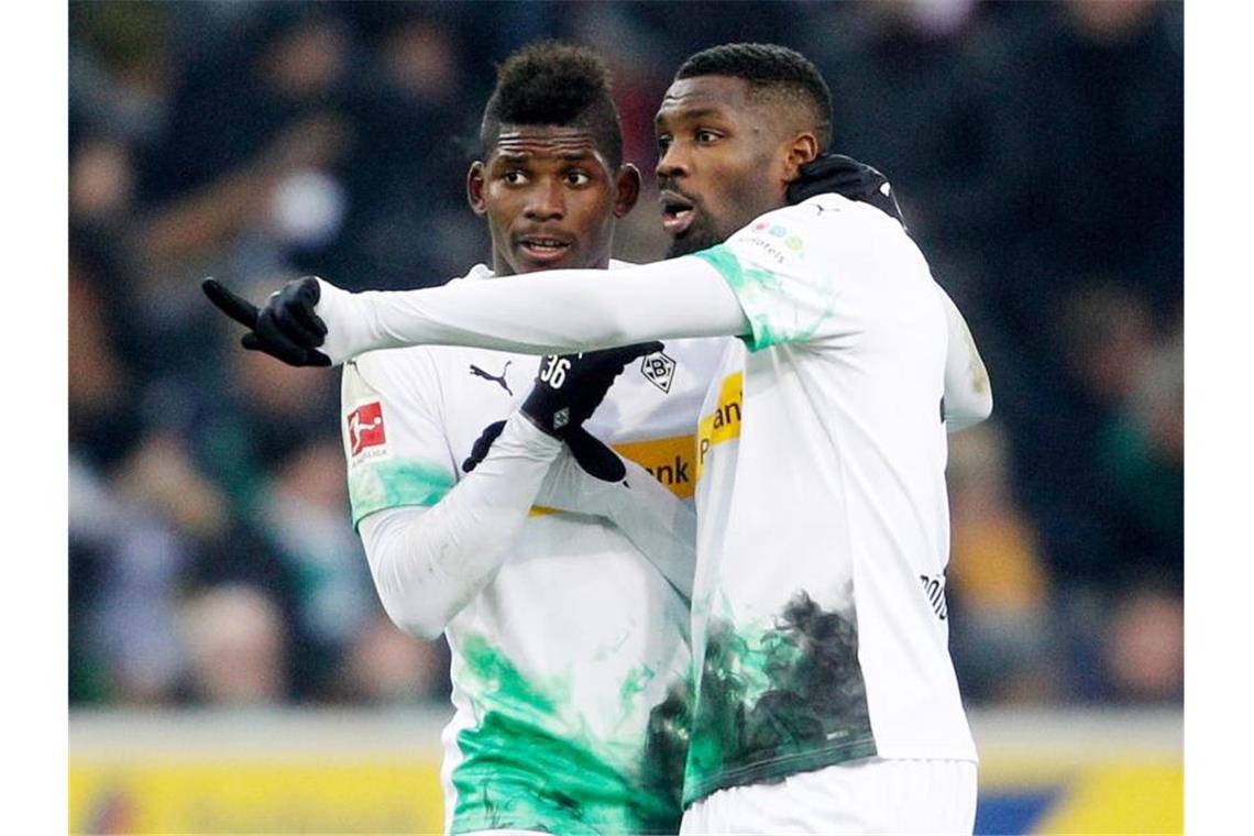Gladbach nach Sieg gegen Freiburg wieder an der Spitze Gladbacher Sieggaranten: Marcus Thuram (r) und Breel Embolo. Foto: Roland Weihrauch/dpa