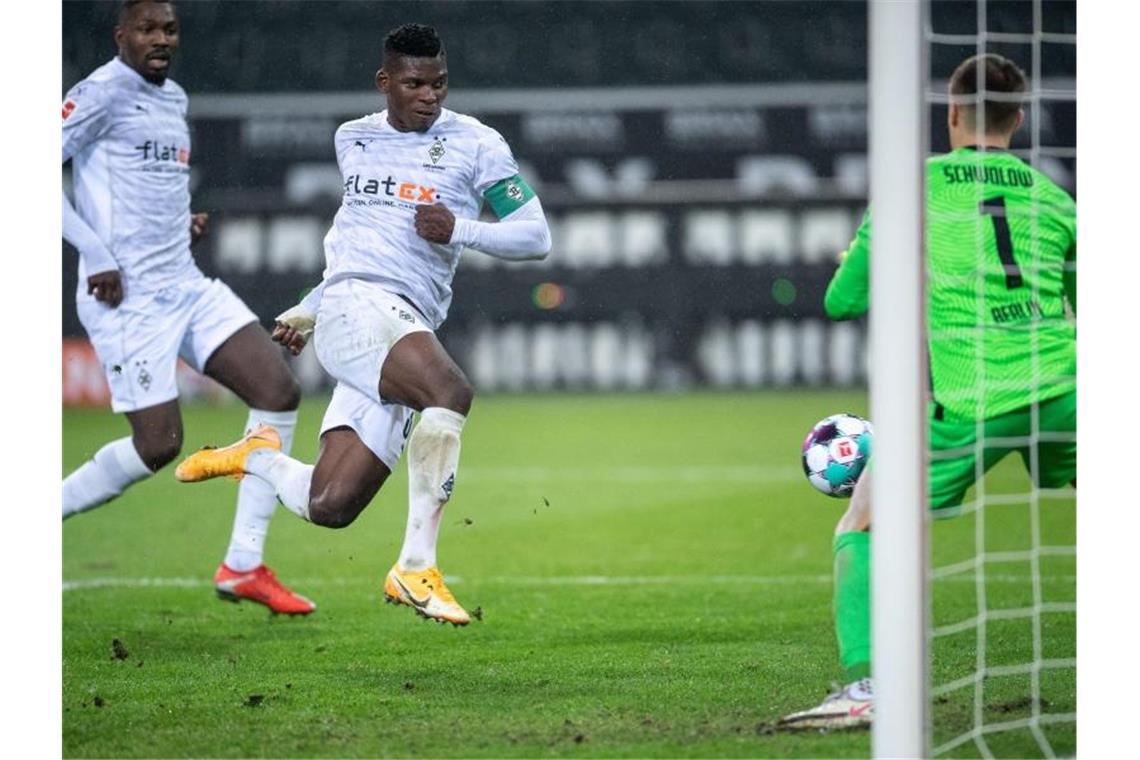 Gladbachs Breel Embolo (M) trifft gegen Hertha zum 1:1. Foto: Marius Becker/dpa