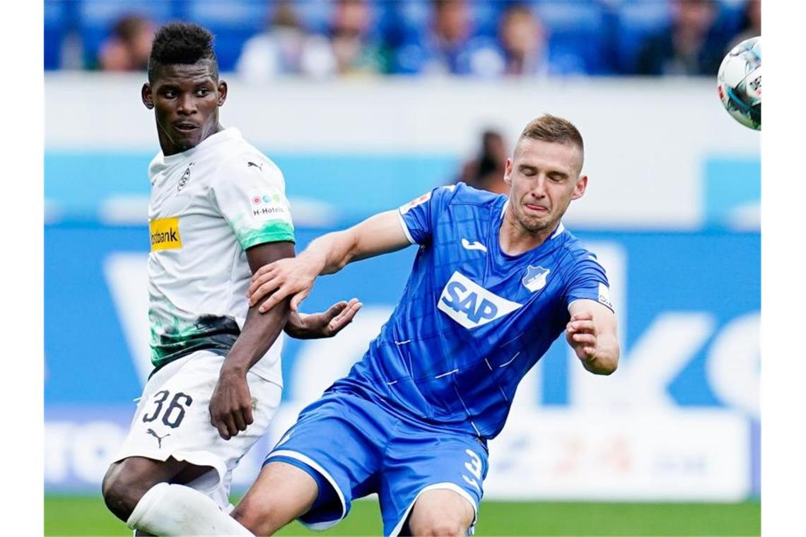 Gladbachs Breel Embolo und Hoffenheims Pavel Kaderabek (l-r.) in Aktion. Foto: Uwe Anspach