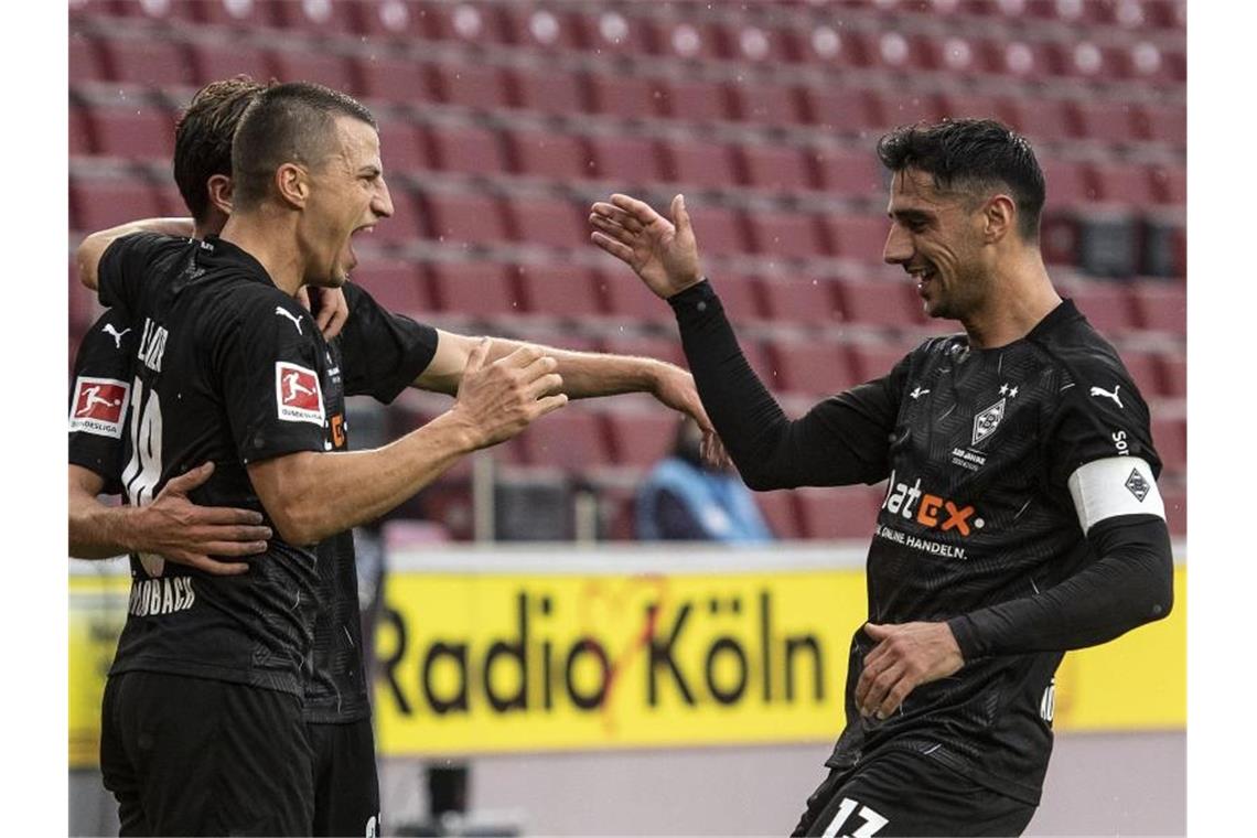 Gladbachs Jonas Hofmann (l-r), Torschütze Stefan Lainer und Lars Stindl jubeln nach dem Treffer zum 2:0. Foto: Marius Becker/dpa