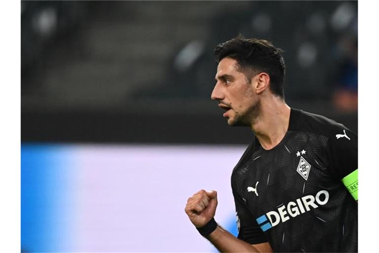 Gladbachs Kapitän Lars Stindl geht voran und ist zudem einmal mehr Matchwinner seines Teams. Foto: Federico Gambarini/dpa