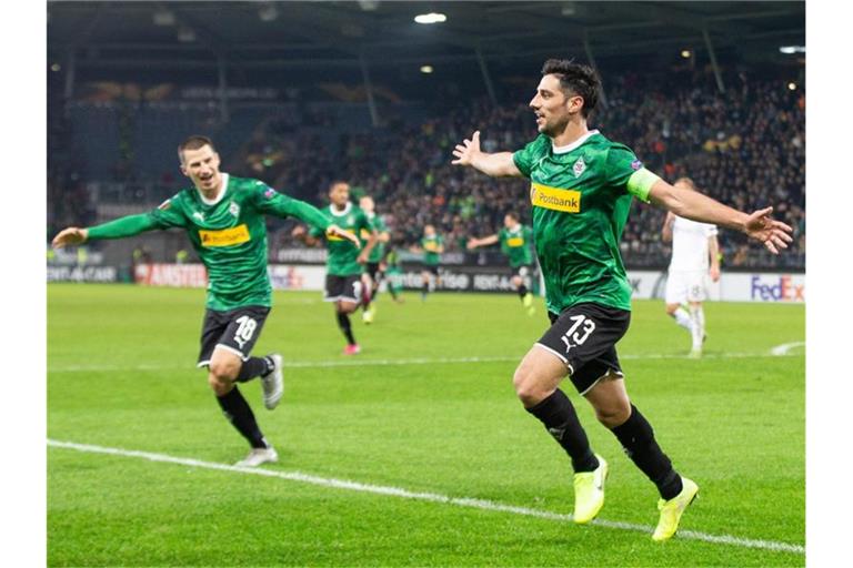 Gladbachs Lars Stindl (r) jubelt mit Stefan Lainer über den Treffer zum 1:0. Foto: Marcel Kusch/dpa