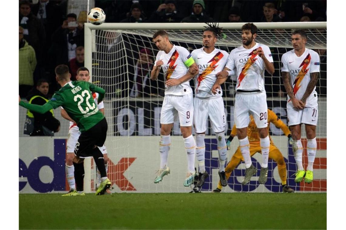 Gladbach gewinnt dank Thuram gegen Rom und wahrt Chance Gladbachs Laszlo Benes (l) schießt an der römischen Mauer vorbei auf das Tor. Foto: Federico Gambarini/dpa