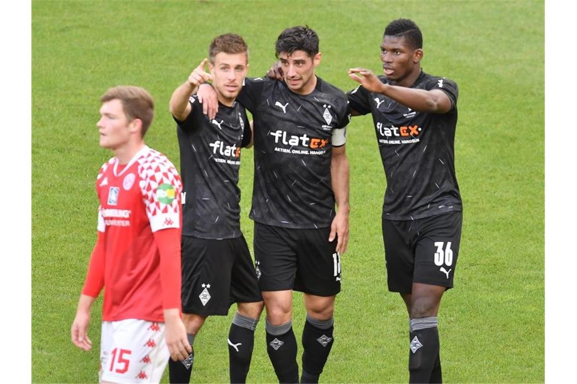 Gladbachs Mannschaft jubelt nach dem Führungstreffer durch Lars Stindl (2.v.r). Foto: Torsten Silz/dpa